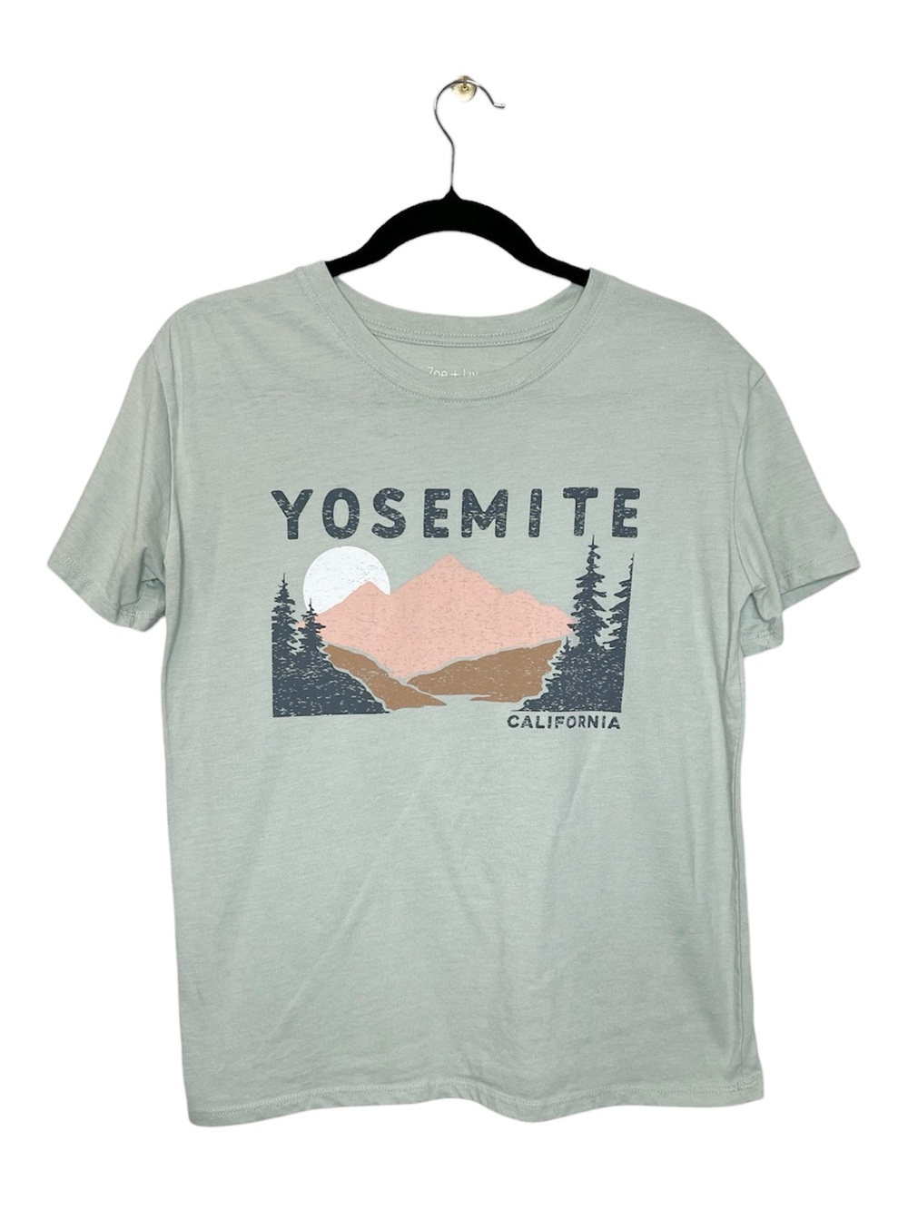Yosemite Outdoorsy Mountain Scene Graphic Print tee size Small